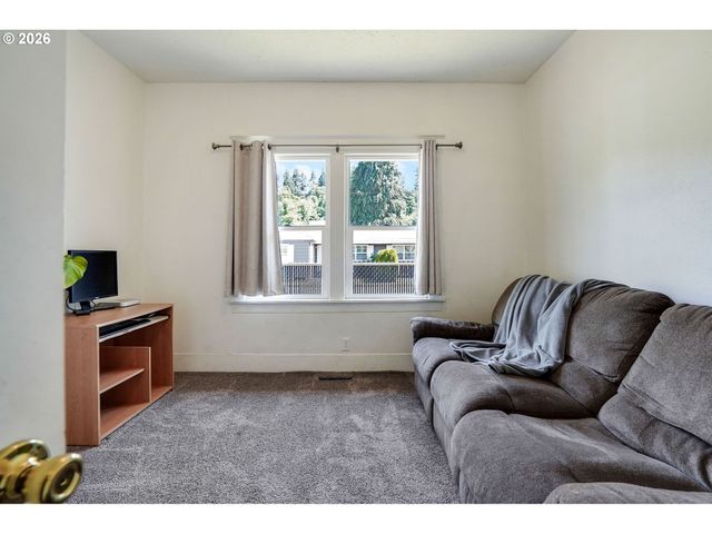 318 KOONS St, Silverton, OR 97381