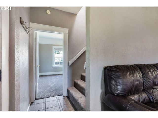 318 KOONS St, Silverton, OR 97381