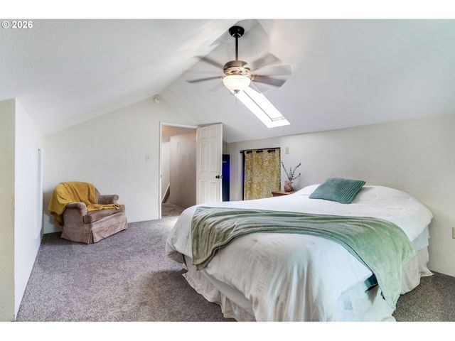 318 KOONS St, Silverton, OR 97381