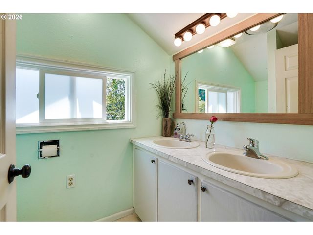 318 KOONS St, Silverton, OR 97381