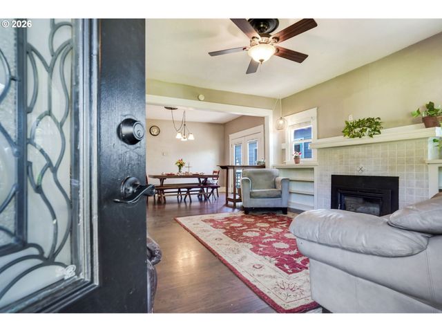 318 KOONS St, Silverton, OR 97381