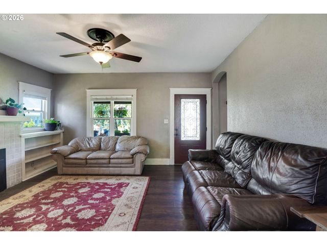 318 KOONS St, Silverton, OR 97381