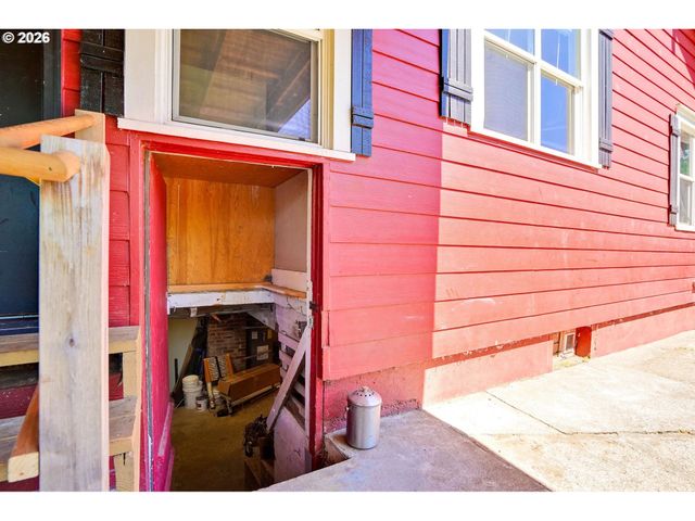 318 KOONS St, Silverton, OR 97381