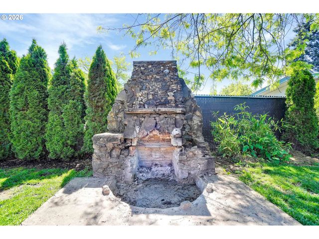 318 KOONS St, Silverton, OR 97381