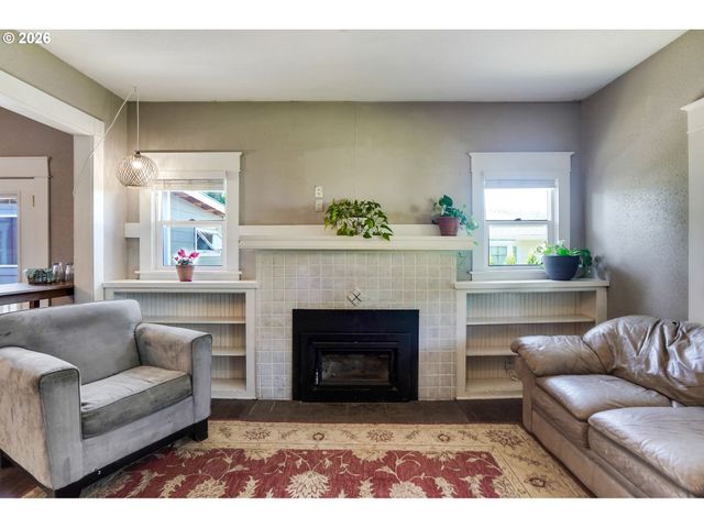 318 KOONS St, Silverton, OR 97381