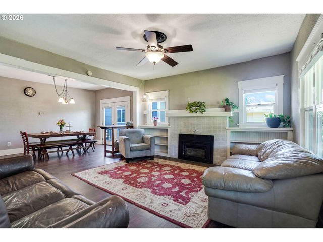 318 KOONS St, Silverton, OR 97381