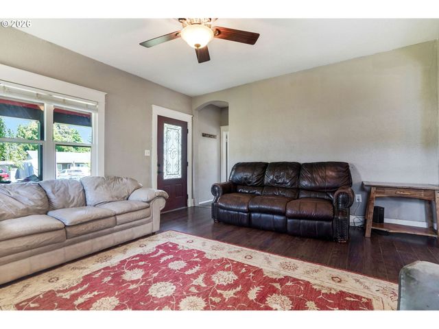 318 KOONS St, Silverton, OR 97381