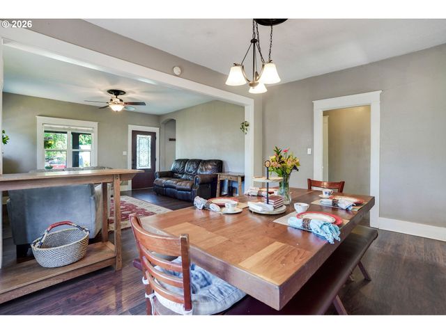 318 KOONS St, Silverton, OR 97381