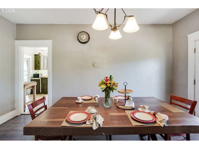 318 KOONS St, Silverton, OR 97381