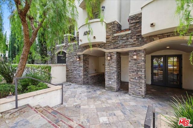 14242 Burbank Boulevard 103, Sherman Oaks, CA 91401