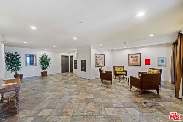 14242 Burbank Boulevard 103, Sherman Oaks, CA 91401