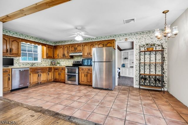 27 Highland Ave, Peapack Gladstone Boro, NJ 07977