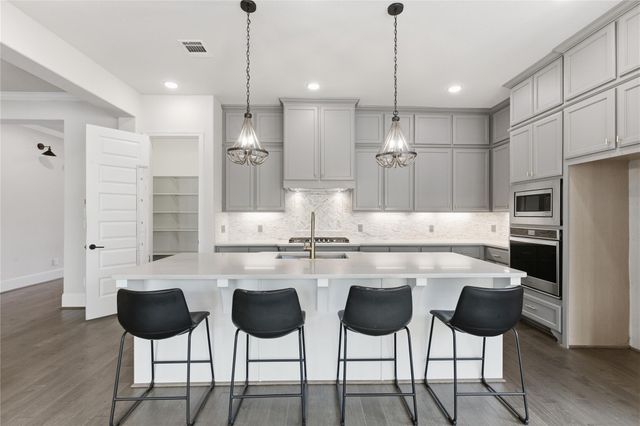 633 Ashbrook Ridge Lane, Pinehurst, TX 77362