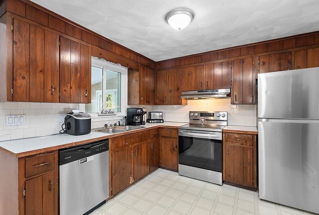 8 Bandy Ln, Milford, MA 01757