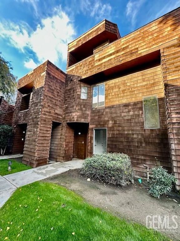 700 New Stine Road 14, Bakersfield, CA 93309