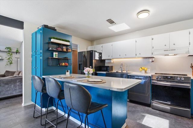 4743 River College Dr, Sacramento, CA 95841