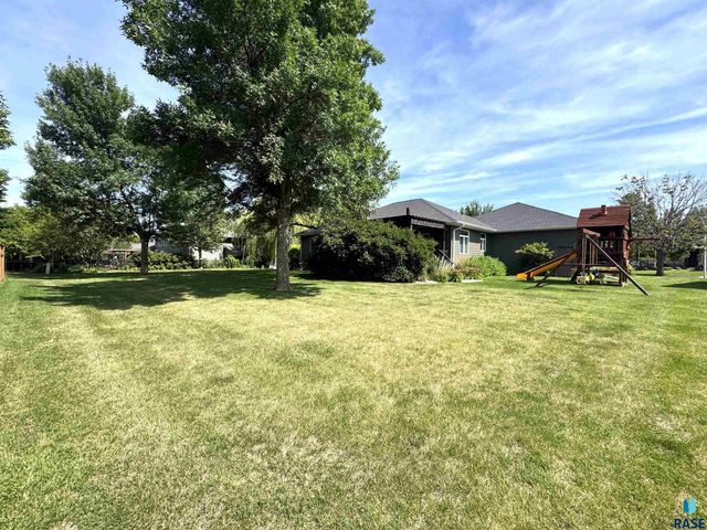 7329 S Russet Dr, Sioux Falls, SD 57108