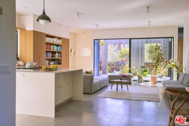 906 Superba Avenue, Venice, CA 90291