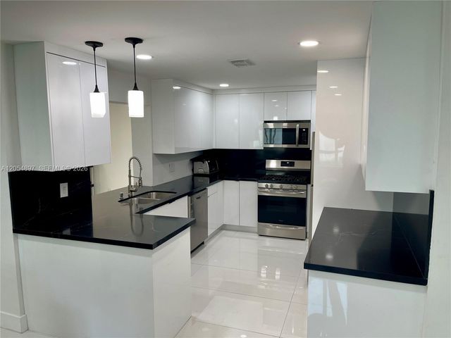 6610 Cody St, Hollywood, FL 33024