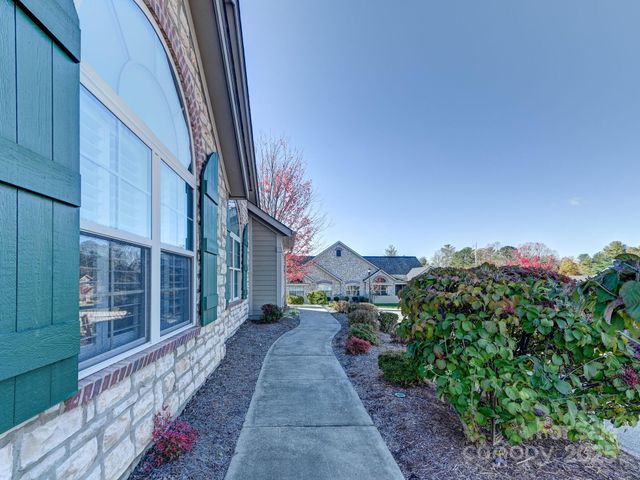 44 Braeburn Way, Flat Rock, NC 28731