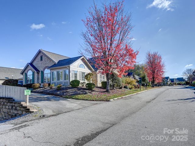 44 Braeburn Way, Flat Rock, NC 28731