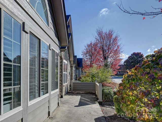 44 Braeburn Way, Flat Rock, NC 28731