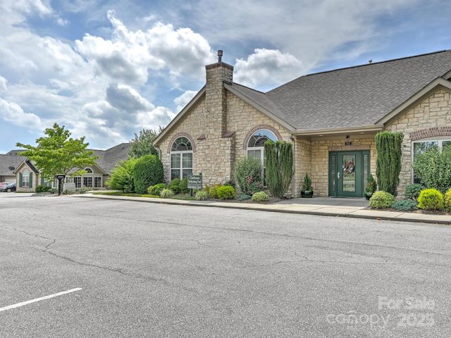 44 Braeburn Way, Flat Rock, NC 28731