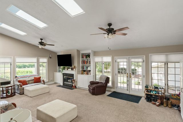 3008 E 18th Street, Davenport, IA 52803