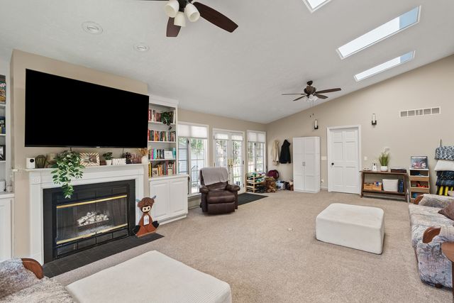 3008 E 18th Street, Davenport, IA 52803
