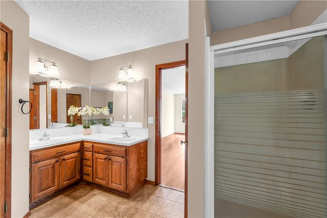 2202 W Green Acres Drive, Rogers, AR 72758