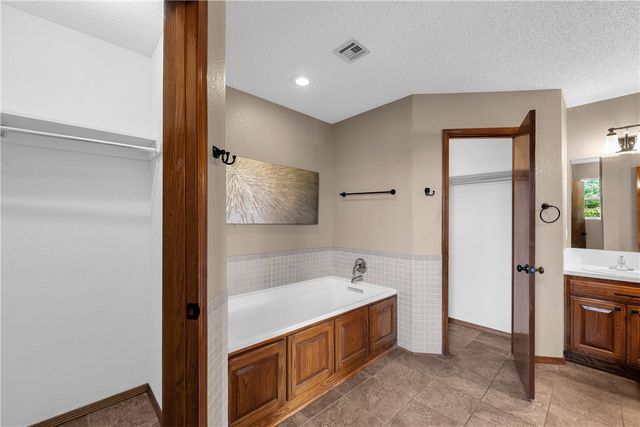 2202 W Green Acres Drive, Rogers, AR 72758