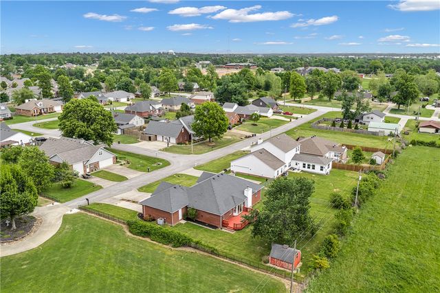 2202 W Green Acres Drive, Rogers, AR 72758
