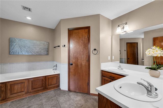 2202 W Green Acres Drive, Rogers, AR 72758