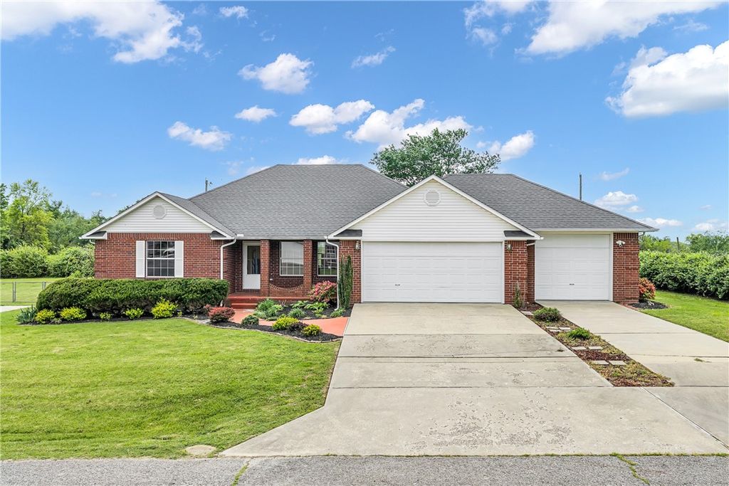 2202 W Green Acres Drive, Rogers, AR 72758