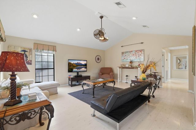 360 S Lakeside Drive, Huntsville, TX 77320