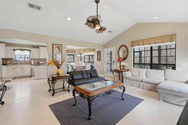 360 S Lakeside Drive, Huntsville, TX 77320