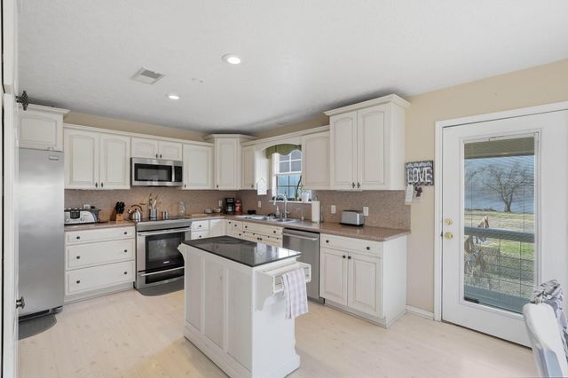 360 S Lakeside Drive, Huntsville, TX 77320