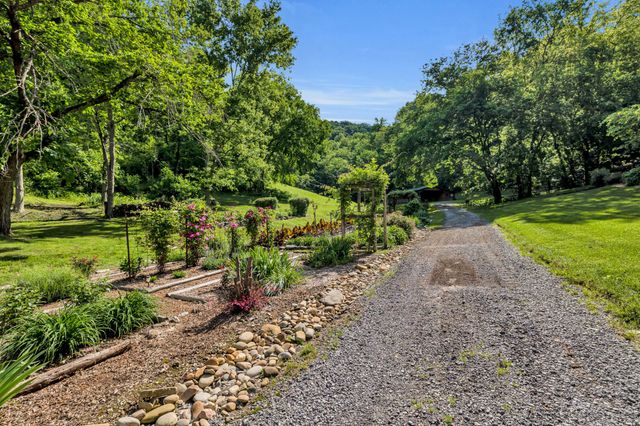 28 Bussell Ln, Gordonsville, TN 38563