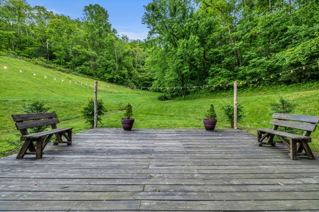 28 Bussell Ln, Gordonsville, TN 38563