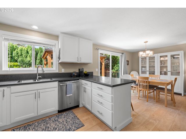 5676 Se HILLWOOD Cir, Milwaukie, OR 97267