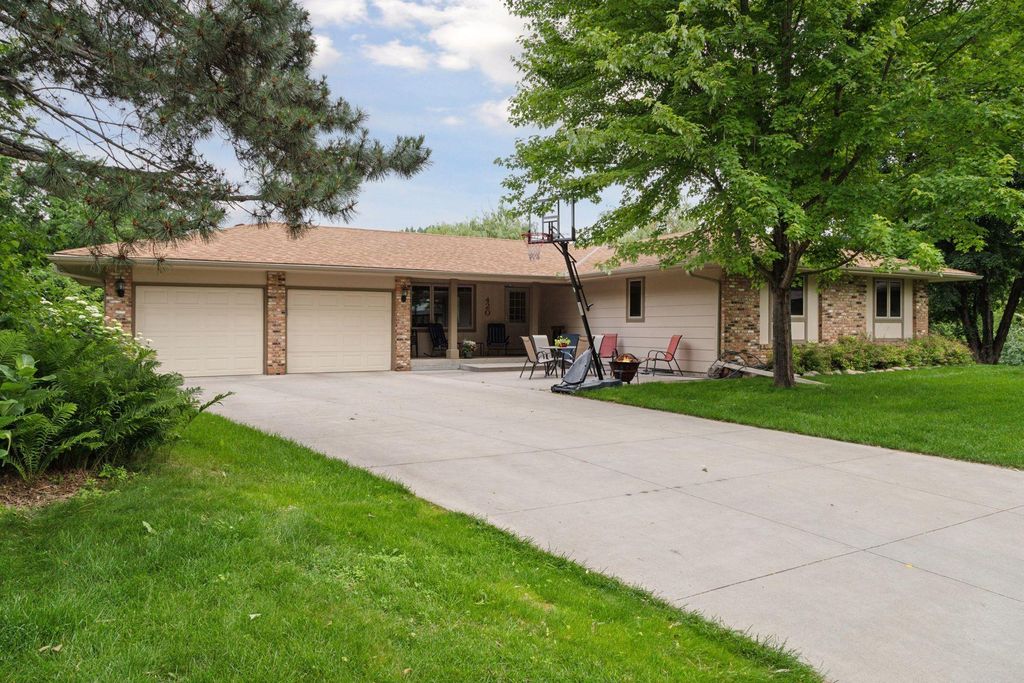 420 Santa Fe Circle, Chanhassen, MN 55317