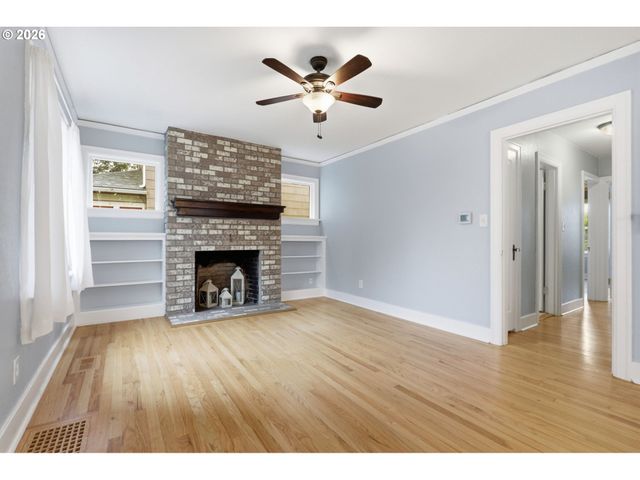 1033 Ne AINSWORTH St, Portland, OR 97211