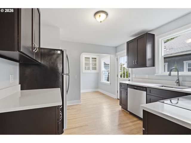 1033 Ne AINSWORTH St, Portland, OR 97211