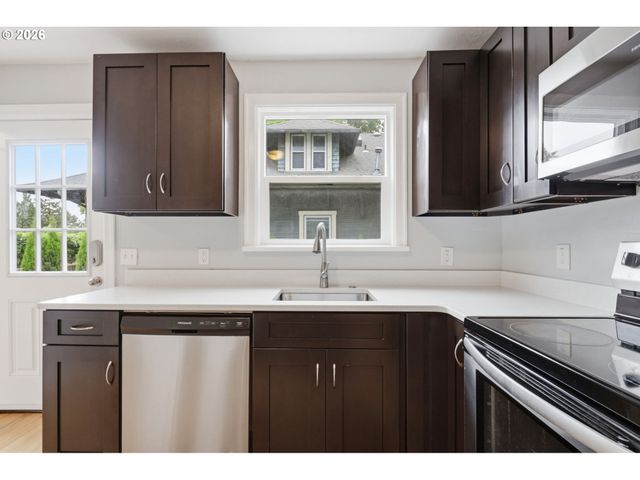 1033 Ne AINSWORTH St, Portland, OR 97211