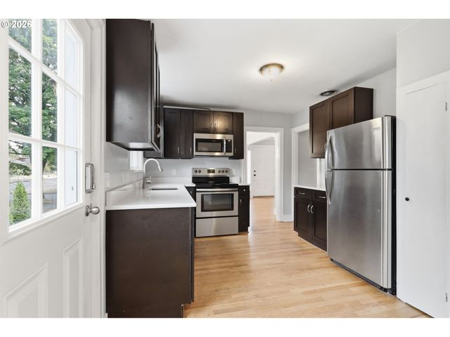 1033 Ne AINSWORTH St, Portland, OR 97211