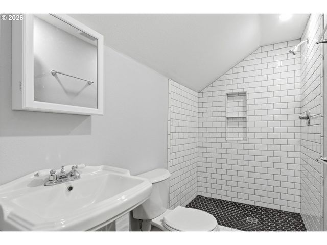 1033 Ne AINSWORTH St, Portland, OR 97211