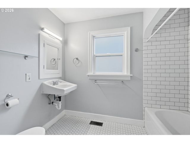 1033 Ne AINSWORTH St, Portland, OR 97211