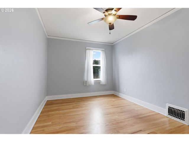 1033 Ne AINSWORTH St, Portland, OR 97211