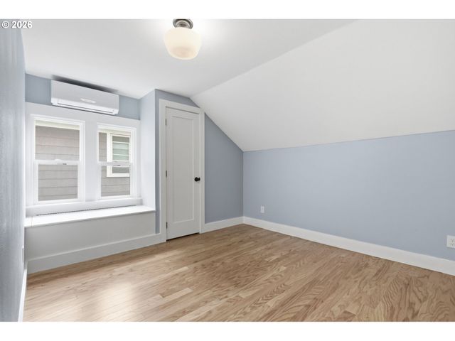 1033 Ne AINSWORTH St, Portland, OR 97211