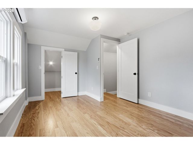 1033 Ne AINSWORTH St, Portland, OR 97211